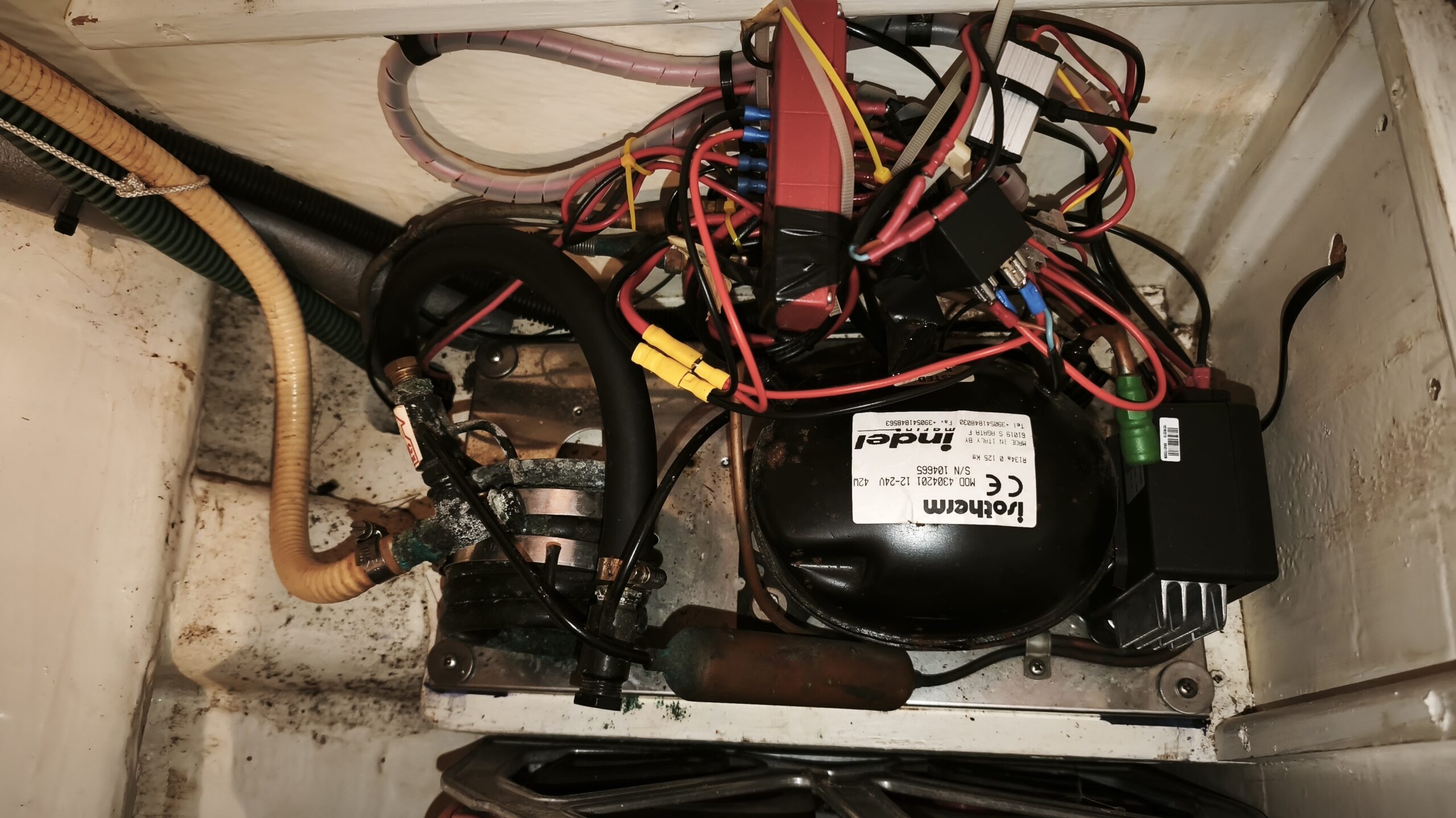 Battery and electrical connections during the first refit inspection aboard PRANIS
